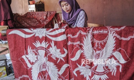 Batik Pekalongan. ASN di Pekalongan, Jawa Tengah, setiap Jumat mengenakan sarung batik untuk mendukung perajin batik sekaligus mencerminkan 