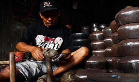 UNESCO menetapkan gamelan sebagai warisan budaya tak benda Indonesia. Foto: Perajin membuat gamelan di sebuah industri rumahan gamelan Paju, Kabupaten Ponorogo, Jawa Timur, Kamis (28/10/2021). Industri rumahan tersebut mampu memproduksi satu set gamelan dalam waktu satu bulan dan dijual dengan harga antara Rp80 juta per set untuk gamelan berbahan besi sedangkan bahan kuningan Rp180 juta per set. 