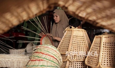 Perajin membuat kerajinan berbahan rotan di salah satu industri rumahan di Makassar, Sulawesi Selatan, Rabu (22/1). Menkop UKM menyebut terjadi peyelundupan rotan yang mencapai 10 ribu ton per bulan.