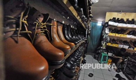 Perajin membuat sepatu berbahan kulit sintetis di Kampung Jombang Mesjid, Cilegon, Banten, Jumat (9/11/2018). Untuk mendorong pertumbuhan usaha kecil dan menengah tahun 2018 ini pemerintah memberi insentif penurunan tarif PPh Final UMKM (Usaha Mikro, Kecil dan Menengah) dari satu persen menjadi 0,5 persen termasuk untuk koperasi dengan omset maksimal hingga Rp4,8 miliar per tahun. 