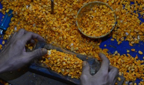 Perajin membuat tempe berbahan baku kedelai impor di kampung Sukamaju, Tasikmalaya, Jawa Barat, Senin (16/7).