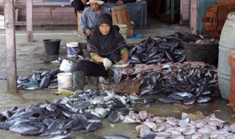 Perajin memisahkan kulit ikan kambing-kambing di rumah industri ikan asin. Badan Pusat Statistika (BPS) Jatim mencatat industri pengolahan mengalami pertumbuhan tertinggi.