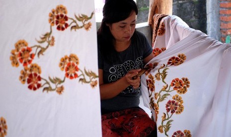 Perajin memproduksi batik tulis di salah satu rumah produksi batik di Ungaran, Kabupaten Semarang, Jawa Tengah, Senin (4/1).