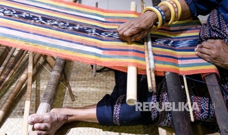 Perajin memproduksi kain tenun ikat Sikka asal Maumere, NTT. Perlindungan terhadap karya-karya budaya para kaum perempuan di NTT dipandang sangat penting.