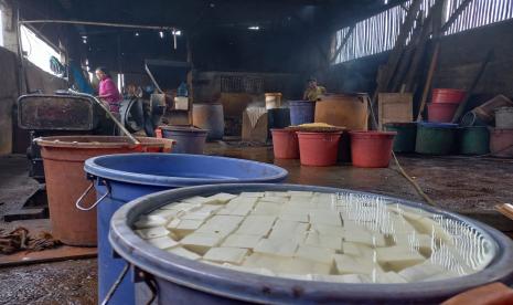 Perajin memproduksi tahu di Kampung Nagrog Kulon, Kelurahan Sukamaju Kidul, Kecamatan Indihiang, Kota Tasikmalaya, Senin (24/10/2022). 