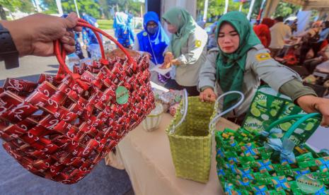 Perajin menata produk kerajinan daur ulang saat pameran Usaha Mikro Kecil dan Menengah (UMKM) di Bogor, Jawa Barat, Jumat (3/6/2022). Pameran yang menampilkan beragam produk kerajinan daur ulang seperti tas, pakaian serta pernak pernik perlengkapan rumah tangga tersebut diharapkan dapat membangkitkan ekonomi dan mendongkrak pemasaran produk buatan pelaku usaha UMKM. 