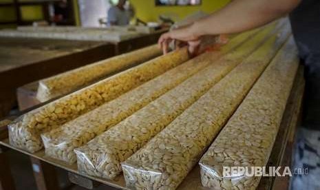 Perajin menata susunan tempe di salah satu tempat pembuatan tempe di Pekanbaru, Riau, Kamis (4/10). Enggartiasto Lukita mengatakan pemerintah dan pengusaha siap mengekspor tempe.