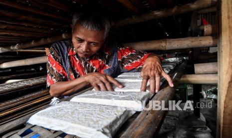 Perajin menata tempe di industri rumahan di Jakarta, Kamis (22/10/2020). Koperasi Produsen Tahu Tempe Indonesia menyatakan, perajin tahu tempe se-Jabodetabek kompak mogok produksi.