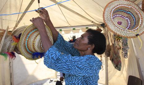 Perajin menata topi-topi anyaman di salah satu stan UMKM di Kabupaten Jayapura, Papua, Selasa (27/10/2022) (ilustrasi).