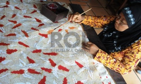 Perajin mengerjakan pembuatan batik khas Madura di Bangkalan, Pulau Madura, Jawa Timur. (Republika/Aditya Pradana Putra)