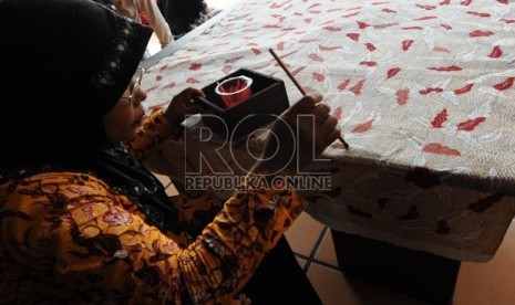 Perajin mengerjakan pembuatan batik khas Madura di Bangkalan, Pulau Madura, Jawa Timur, Jumat (31/5). (Republika/Aditya Pradana Putra)