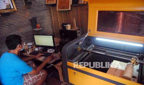 Perajin mengerjakan pembuatan tempat minum (tumbler) dari bahan bambu yang telah di ekspor ke negara Jerman di MQ Art Bamboo, Kelurahan Situgede, Kota Bogor, Jawa Barat, Senin (6/9/2021). Pemerintah akan memberikan stimulus dana untuk mendorong usaha mikro, kecil, dan menengah (UMKM) dalam mendukung Gerakan Nasional Bangga Buatan Indonesia (BBI) senilai Rp200 miliar yang diberikan kepada pelaku ekonomi kreatif subsektor fesyen, kuliner dan kriya. 