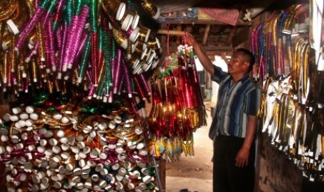 Perajin menggantung terompet di area industri rumahan Cikepuh, Kaligandu, Serang, Jumat (18/12).