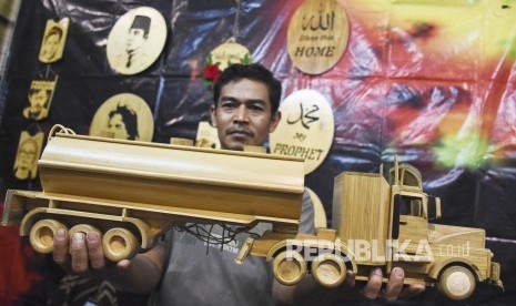 Perajin menunjukkan salah satu produk di stand Bamboo Art Indonesia pada Pameran UMKM di area Komplek Perkantoran Pemda Kabupaten Bandung Barat, Rabu (19/6).