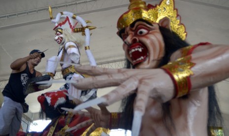 Perajin menyelesaikan beberapa Ogoh-Ogoh atau boneka raksasa untuk menyambut Hari Raya Nyepi. (Ilustrasi)