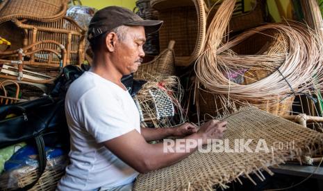 Perajin menyelesaikan kerajinan anyaman rotan (ilusteasi). Pelaku UMKM sangat menantikan insentif di tengah pembatasan saat ini.