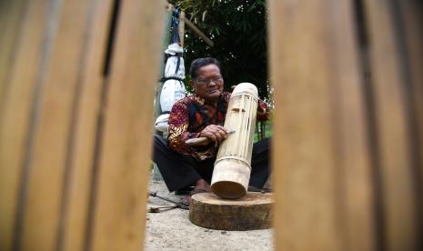 Perajin menyelesaikan pembuatan alat musik tradisional keteng-keteng khas Karo di Desa Lingga, Karo, Sumatera Utara, Sabtu (14/5/2022). Alat musik tradisional Karo yang menggunakan bahan kayu jati dan bambu tersebut dijual dengan kisaran harga sekitar Rp600 ribu hingga Rp1,2 juta tergantung bahan, ukuran dan sudah diekspor hingga Australia, Jerman, Norwegia dan Jepang. 