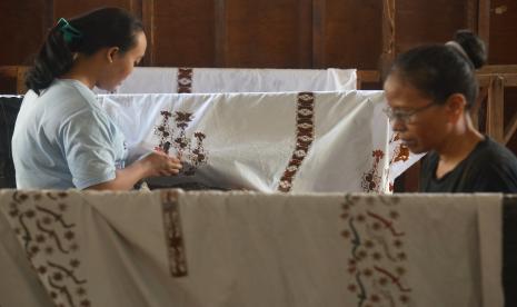 Perajin menyelesaikan pembuatan batik cap motif khas Aceh di Rumah Batik Aceh, Desa Meunasah Manyang, Banda Aceh, Kamis (22/9/2022). 