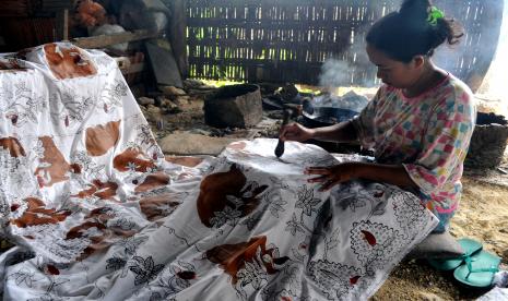 Perajin batik. PT Indra Karya (Persero) berkomitmen mengakselerasi pemulihan ekonomi melalui program Tanggung Jawab Sosial dan Lingkungan (TJSL).