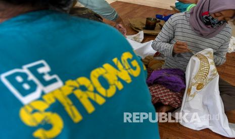 Perajin menyelesaikan pembuatan batik di industri rumahan di Rusun Marunda, Jakarta, Selasa (14/7). Otoritas Jasa Keuangan (OJK) berupaya meningkatkan pengawasan dan pelaksanaan kebijakan yang telah dikeluarkan untuk menjaga stabilitas sektor jasa keuangan di tengah pandemi Covid 19. 