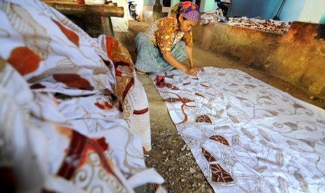 Perajin menyelesaikan pembuatan batik di kampung batik Desa Klampar, Pamekasan, Jawa Timur, Sabtu (18/5/2019).