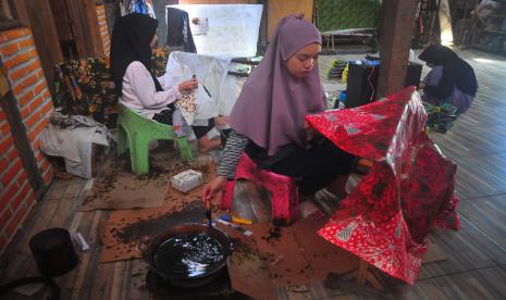 Perajin menyelesaikan pembuatan batik di Muria Batik Kudus, Desa Karangmalang, Gebog, Kudus, Jawa Tengah, Jumat (15/7/2022). Menteri Badan Usaha Milik Negara (BUMN) Erick Thohir meminta Himpunan Bank Milik Negara (Himbara) untuk meningkatkan Kredit Usaha rakyat (KUR) bagi para pelaku Usaha Mikro, Kecil dan Menengah (UMKM) menyusul baru terserap 50 persen dari Rp373 triliun anggaran yang disediakan pemerintah untuk program KUR tahun ini. 