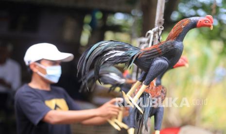 Perajin menyelesaikan pembuatan boneka replika ayam pesanan dari luar negeri di Desa Larangan, Kecamatan Lohbener, Indramayu, Jawa Barat, Rabu (15/9). Lembaga Pembiayaan Ekspor Indonesia (LPEI) atau Indonesia Eximbank memberikan fasilitas pembiayaan modal kerja kepada UKM khusus berorientasi ekspor dengan skema penugasan khusus ekspor (PKE).