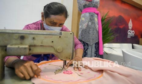 Perajin menyelesaikan pembuatan kain bordir bali di stan pameran produk-produk UMKM pada ajang pertemuan tingkat Menteri Keuangan dan Gubernur Bank Sentral atau Finance Ministers and Central Bank Governors Meeting (FMCBG) Presidensi G20 Indonesia di kawasan Kompleks Gelora Bung Karno, Jakarta, Jumat (18/2/2022). Pada ajang pertemuan itu Lembaga Pembiayaan Ekspor Indonesia (LPEI) memamerkan produk-produk berorientasi ekspor dari UMKM mitra binaan LPEI. 