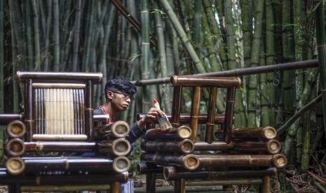 Perajin menyelesaikan pembuatan mebel bambu di sentra pembuatan mebel bambu Jatnika, Cibinong, Kabupaten Bogor, Jawa Barat, Selasa (23/6/2020). Meja dan kursi berbahan bambu yang telah menembus pasar ekspor di sejumlah negara di Asia seperti Jepang, Malaysia serta Korea Selatan tersebut, dijual dengan harga Rp500 ribu hingga Rp5 Juta per set tergantung model dan kualitas.