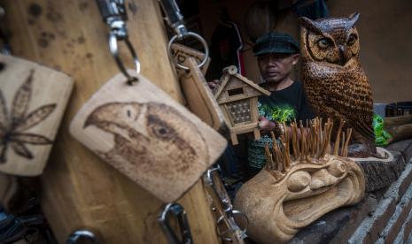 Perajin menyelesaikan pembuatan miniatur lampu lenit Baduy di Kriya Bambu Lebak (Kabale) di Lebak, Banten, (ilustrasi). Menyambut Hari Kemerdekaan ke-77 Republik Indonesia, PT Aneka Tambang Tbk (Antam) berpartisipasi dalam program Relawan Bakti BUMN untuk Baduy, Banten.