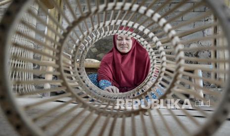 Perajin menyelesaikan pembuatan podium pidato berbahan bambu (ilustrasi).