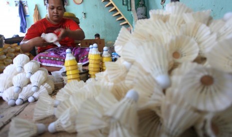 Perajin menyelesaikan pembuatan shuttlecock di rumah produksi di Serengan, Solo, Jawa Tengah.