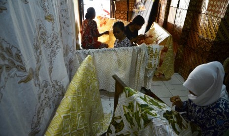 Perajin menyelesaikan proses pembuatan batik di industri rumahan batik di Kudus, Jawa Tengah, Minggu (29/2).