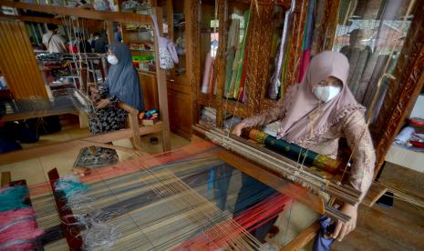 Perajin menyelesaikan tenunan songket Pandai Sikek, Nagari Pandai Sikek, Kab Tanah Datar, Sumatera Barat, Jumat (26/11/2021). Unand ajarkan digitalisasi motif kepada perajin tenun. 