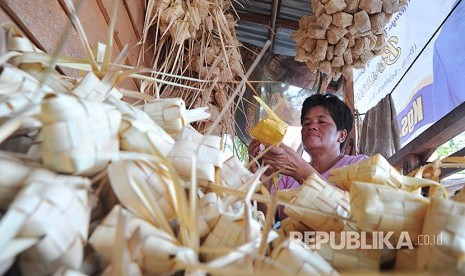 Perajin merangkai daun nipah atau biasa dikenal dengan daun atap muda menjadi kulit ketupat di kawasan 3-4 Ulu Palembang, Sumsel, Senin (19/6). Para perajin kulit ketupat musiman mulai melakukan aktivitas pembuatan untuk memenuhi permintaan kulit ketupat daun nipah yang khas ini di pasaran. 