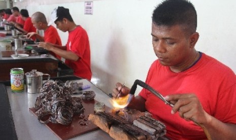 Perajin perak di Kotagede, Yogyakarta.