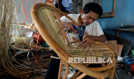 Perajin rotan menyelesaikan pesanan kursi di Sumur Batu, Bandar Lampung, Lampung, Jumat (25/3/2022). Realisasi investasi Provinsi Lampung pada kuartal I 2022 sebesar Rp 2,14 triliun atau 19,49 persen dari target sebesar Rp 11 triliun.