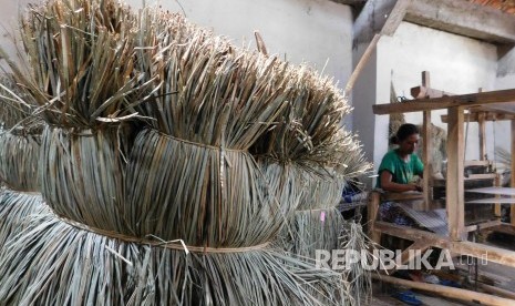 Perajin tikar medong di Kecamatan Cibeureum, Kota Tasikmalaya, Jawa Barat. (Ilustrasi)