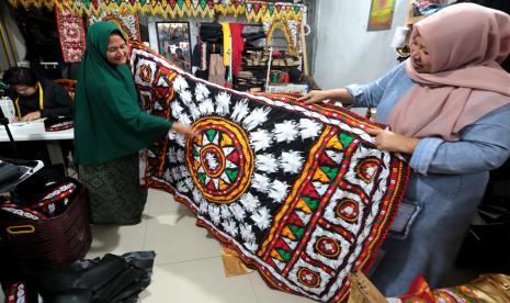 Perajin Usaha Mikro, Kecil dan Menengah (UMKM) memperlihatkan produk kerajinan bordir kain kerawang motif tradisional Gayo yang kini dijual secara langsung dan secara daring di Takongon, Aceh Tengah, Aceh, Ahad (28/8/2022). Pemerintah menargetkan 30 juta UMKM di seluruh Indonesia dapat masuk ke dalam platform digital (onboarding) pada tahun 2030 melalui Gerakan Nasional Bangga Buatan Indonesia (Gernas BBI). 