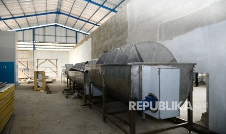  Peralatan yang dipasang saat pembangunan rumah potong hewan unggas (RPHU) (ilustrasi). Bisnis rumah potong ayam menjadi bisnis yang menjanjikan di tengah pandemi Covid-19.