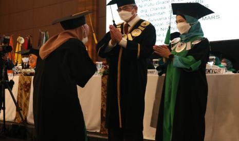 Peran alumni sangat dibutuhkan perguruan tinggi dalam meningkatkan kiprahnya di masyarakat,. Tampak wisuda para sarjana yang dilakukan kampus Universitas Esa Unggul Jakarta, beberapa waktu lalu