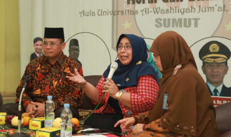 Peran Generasi Milenial. Wakil Ketua DPD RI Darmayanti Lubis menjadi pembicara dalam Dialog Publik “Membangun Generasi Millenial Indonesia Melalui Pendidikan Moral dan Etika di Aula Universitas Al Washliyah Medan, Jumat (15/3).