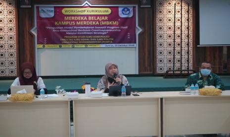 Peran PR kian strategis dalam organisasi karena itu dituntut kemampuan PR  yang mampu menyesuaikan diri dengan perkembangan zaman. Tampak diskusi Workshop Kurikulum Merdeka Belajar Kampus Merdeka (MBKM) FISIP Universitas Muhammadiyah Jakarta, Jumat (23/10). 