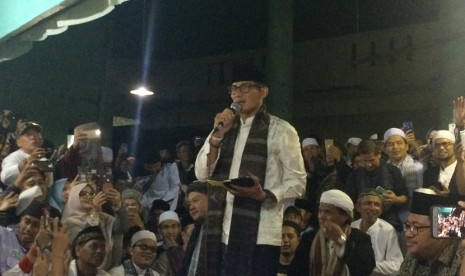 Peran Santri dalam Ekonomi. Calon wakil presiden Sandiaga Uno saat menyampaikan sambutannya di Pondok Pesantren Sulalatul Huda, Kelurahan Tugujaya, Kecamatan Cihideung, Kota Tasikmalaya, Jumat (8/3). 