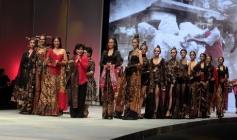 Perancang busana Anne Avantie (tengah) bersama sejumlah model membawakan busana rancangannya dalam Indonesia Fashion Week 2015, Ahad (1/3). Koleksi tersebut bertajuk Pasar Klewer Riwajatmoe Kini.