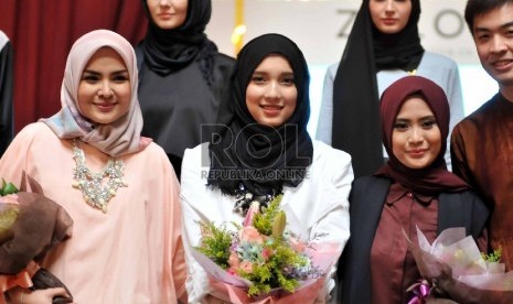 Perancang busana Muslim, Jenahara (tengah) diapit Ria Miranda (kiri) dan Restu Anggraini (kanan) usai pergelaran busana Muslim Zalora Spring 2015.