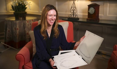 Perancang gaun pengantin Meghan Markle, Clare Waight Keller, memperlihatkan sketsa rancangannya.