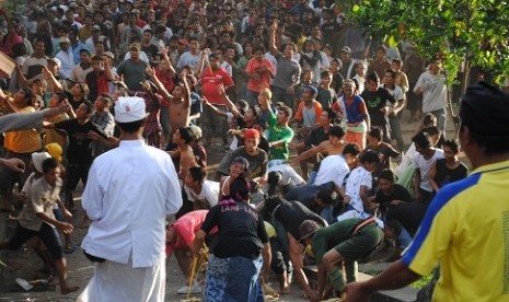 Perang Topat di Lombok Barat, NTB.