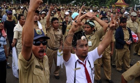 Perangkat desa bersorak saat menggelar aksi unjuk rasa di depan Istana Merdeka, Jakarta, Rabu (27/5). (Republika/ Tahta Aidilla)