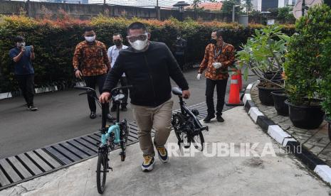 Perantara anggota Komisi II DPR Fraksi PDIP Ihsan Yunus, Agustri Yogasmara membawa barang bukti sepeda Brompton saat rekonstruksi perkara dugaan korupsi pengadaan bantuan sosial Kementerian Sosial untuk penanganan COVID-19 di gedung KPK, Jakarta, Rabu (10/2/2021). 